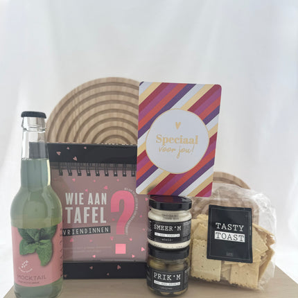 Kadootje •Cadeaupakket Dames• Wie aan Tafel Vriendinnen Borrelpakket